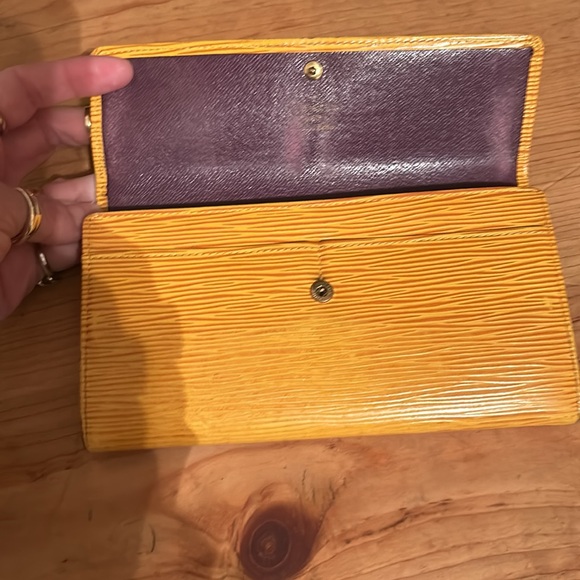 Louis Vuitton Wallet - zipper pull missing but still zips - Picture 5 of 8